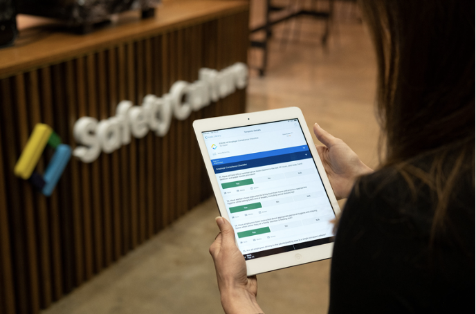 Worker using the SafetyCulture IAuditor App